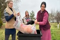 ببینید| غذای روستایی در اوکراین؛ پخت بره کامل با سبزیجات در روغن