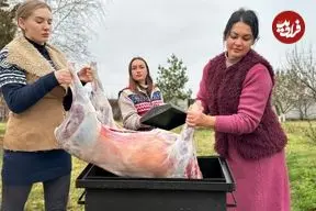 ببینید| غذای روستایی در اوکراین؛ پخت بره کامل با سبزیجات در روغن