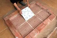 ببینید| فرآیند ساخت یک میز پذیرایی زیبا با آجر، سیمان و کاشی به روش استاد چینی