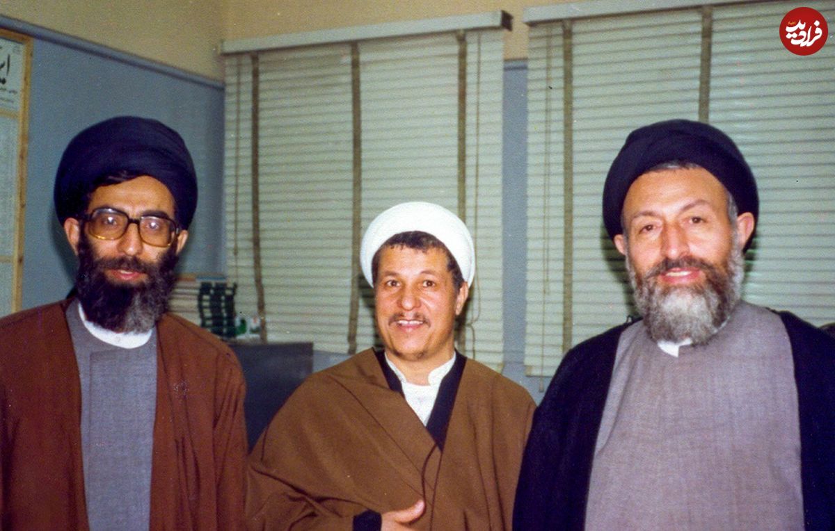 عکس؛ سفر به تاریخ؛ «شهید بهشتی، شهید باهنر و رهبر انقلاب» سر سفرۀ غذا؛ سال 1359