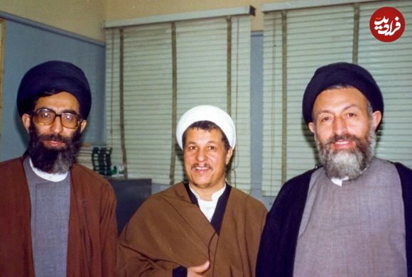 عکس؛ سفر به تاریخ؛ «شهید بهشتی، شهید باهنر و رهبر انقلاب» سر سفرۀ غذا؛ سال 1359