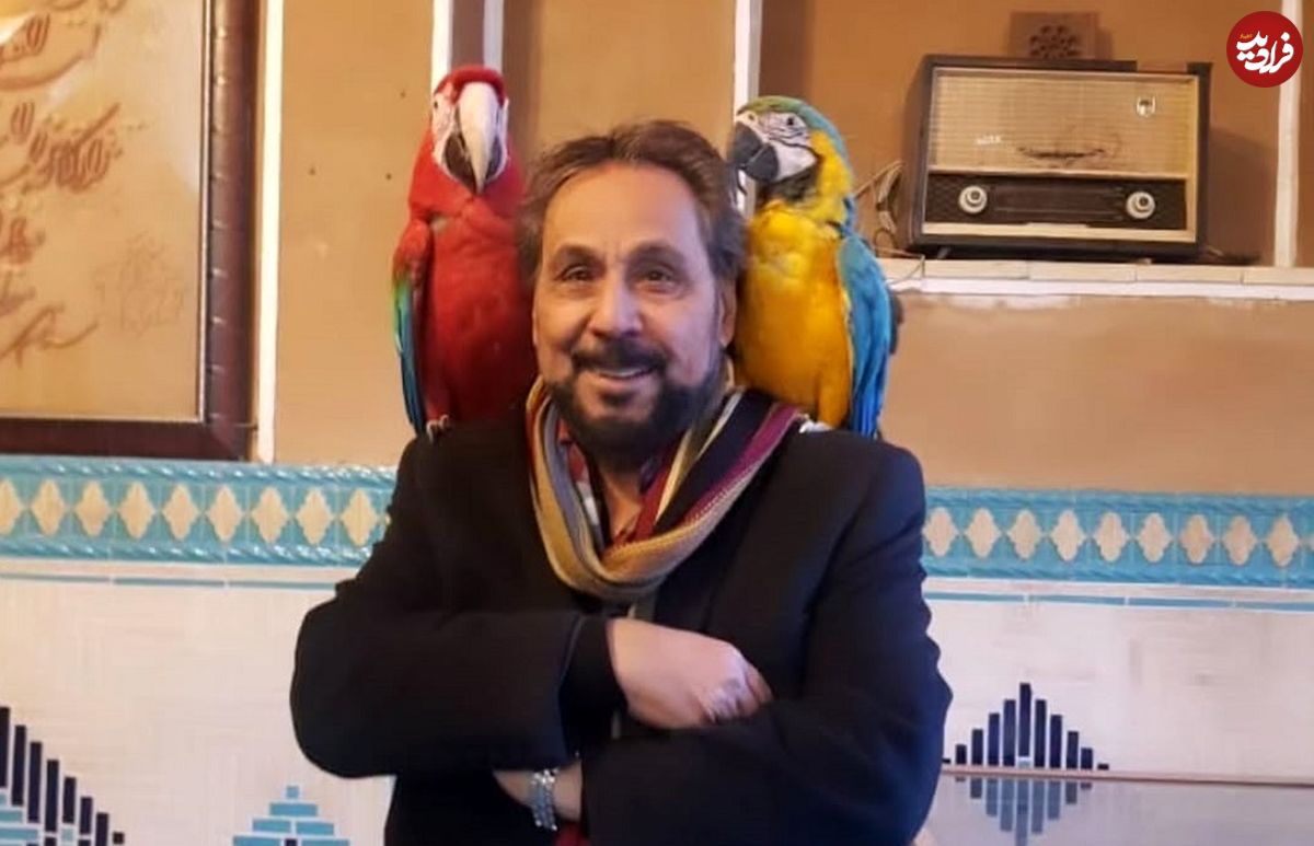 عکس؛ سفر به تاریخ؛ چهرۀ «عمو قناد» قبل از انقلاب در نوجوانی در حال اجرای برنامه