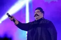(ویدئو) خوانندگی پر احساس خیابانی بهنام بانی زیر باران در سیدنی استرالیا