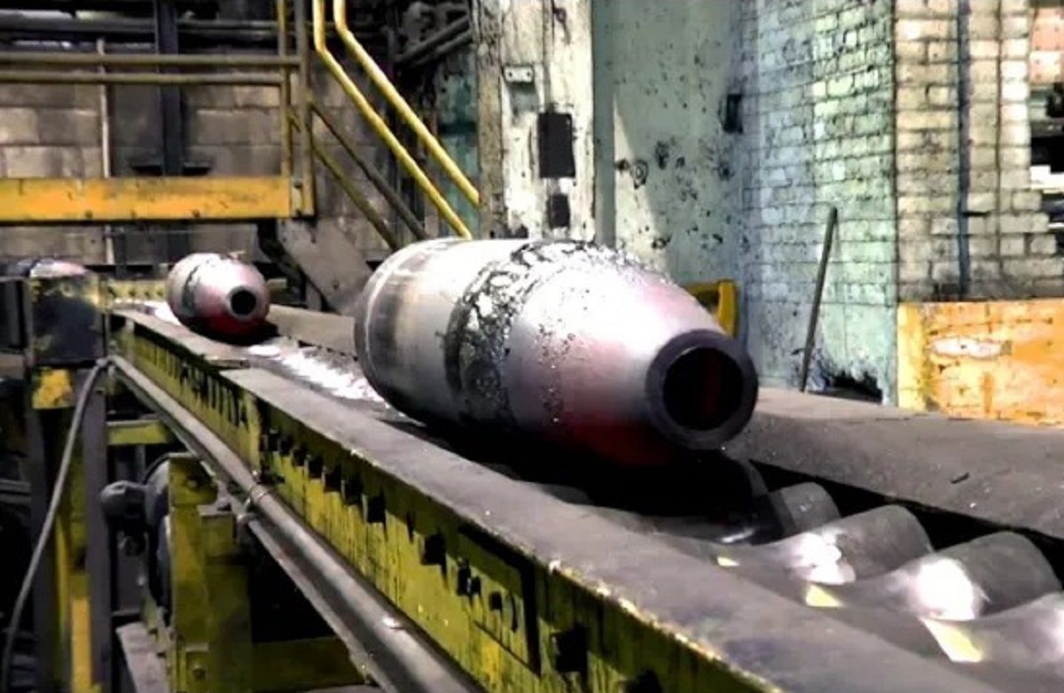 (ویدئو) عملیات ساخت مینی راکت های جنگی در یک کارخانه مهمات سازی