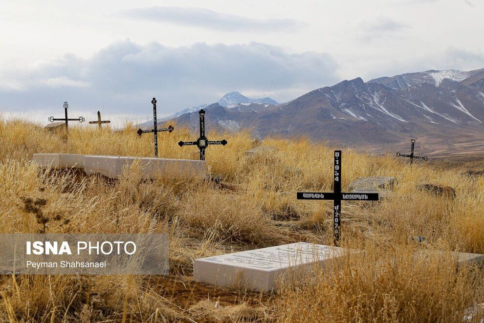 (عکس) آرامستان زرنه، تنها روستای ارمنی‌نشین ایران