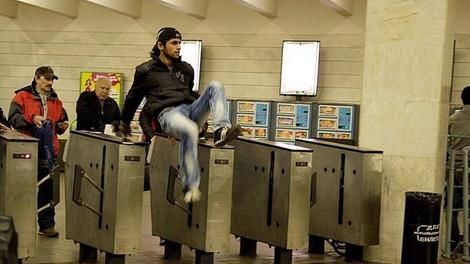 ( ویدیو) عاقبت دردناک مردی که از پرداخت بلیت مترو فرار کرد ! 