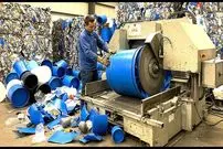 ببینید| مراحل بازیافت بشکه های قدیمی و تولید گالن پلاستیکی در پاکستان