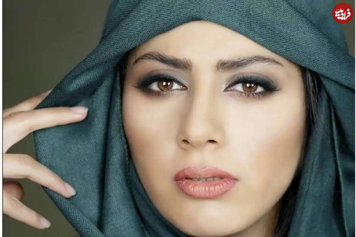 تصاویر؛ استایل مونا فرجاد در پشت صحنه نمایش بازی های شبانه