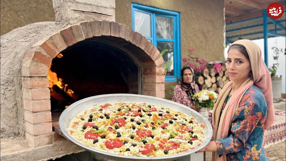 ببینید؛ غذای روستایی در ایران؛ ساخت تنور و پخت یک پیتزای بزرگ در آن
