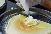 ببینید| غذای خیابانی در ویتنام؛ تهیه پنکیک با دوریان و موز در هانوی