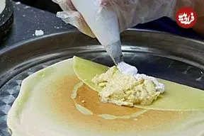 ببینید| غذای خیابانی در ویتنام؛ تهیه پنکیک با دوریان و موز در هانوی