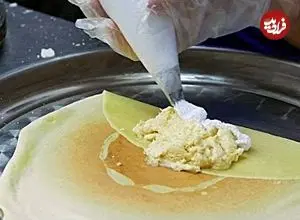 ببینید| غذای خیابانی در ویتنام؛ تهیه پنکیک با دوریان و موز در هانوی