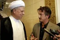 عکس| سفر زمان؛ «هاشمی رفسنجانی» در حال خواندن حکم نخست‌وزیری مهدی بازرگان؛ 15 بهمن 57