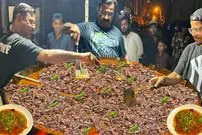 ببینید؛ غذای خیابانی در پاکستان؛ پخت خوراک جگر و فلفل پر طرفدار در پیشاور 