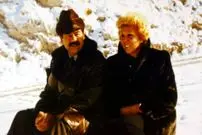 عکس| سفر  زمان؛ تصویر دیده‌نشدۀ «صدام» در حال استراحت روی مبل و بازی کردن با نوه‌اش