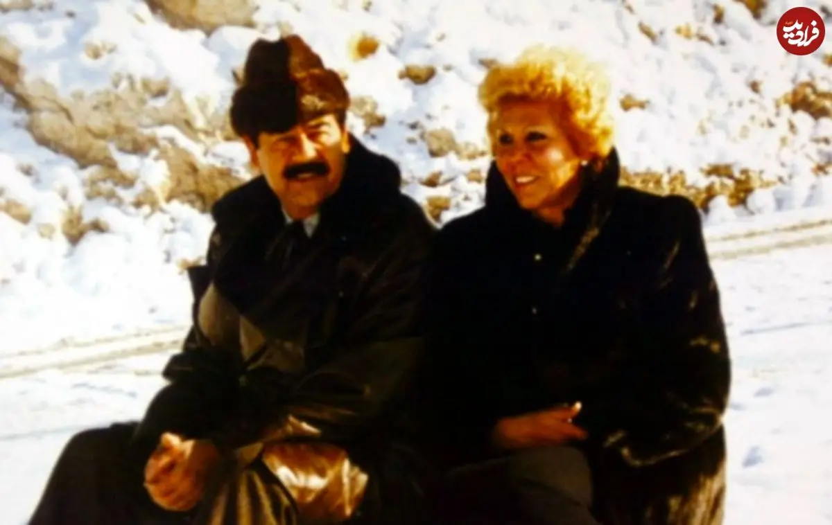 عکس| سفر  زمان؛ تصویر دیده‌نشدۀ «صدام» در حال استراحت روی مبل و بازی کردن با نوه‌اش