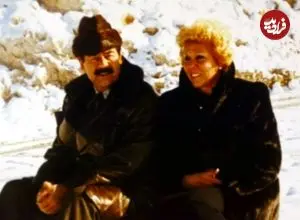 عکس| سفر  زمان؛ تصویر دیده‌نشدۀ «صدام» در حال استراحت روی مبل و بازی کردن با نوه‌اش