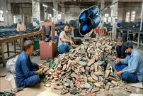 ببینید| فرآیند بازیافت کفش های قدیمی و تولید کفش های جدید با آنها در پاکستان