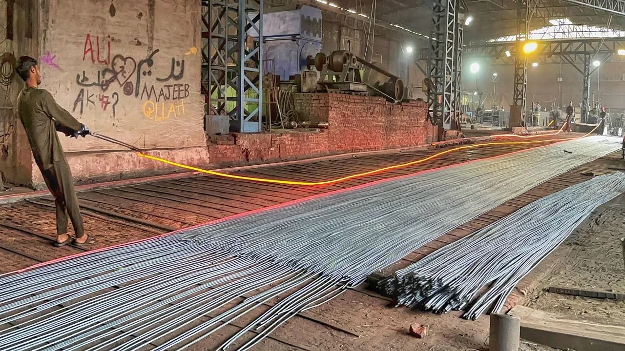 (ویدئو) ببینید پاکستانی ها چگونه در کارخانه «میلگرد» تولید می کنند