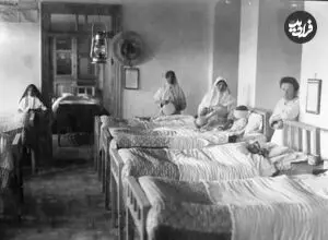 عکس| سفر زمان؛ مرد قاجاری در حال حجامت شدن توسط یک زن