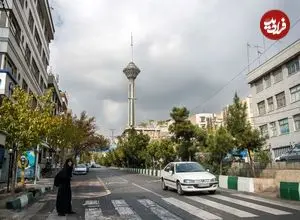 عکس| سفر به تهران قدیم؛ ظاهر «عابران، خودروها و کالسکه ها» در لاله زار؛ سال 1329