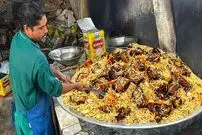 ببینید| غذای خیابانی در افغانستان؛ پخت 250 کیلو کابلی پلو با گوشت در کابل