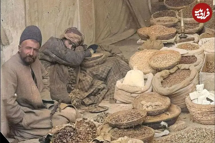 عکس| سفر در زمان؛ یک مغازه آجیل فروشی و بقالی در اصفهان و در دوره ناصری