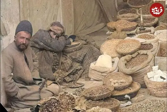 عکس| سفر در زمان؛ یک مغازه آجیل فروشی و بقالی در اصفهان و در دوره ناصری