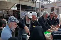 (ویدئو) خدمات رسانی داریوش ارجمند و محمد فیلی به زائرین در مسیر نجف به کربلا