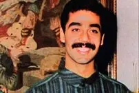 عکس| سفر زمان؛ «عدی، پسر صدام» با اسلحه جنگی و در حیاط خانه اش؛ دهه 70