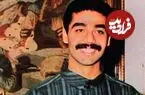 عکس| سفر زمان؛ «عدی، پسر صدام» با اسلحه جنگی و در حیاط خانه اش؛ دهه 70