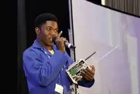 گوشی بی‌نیاز از سیم‌کارت؛ دستاورد تحسین‌برانگیز جوان آفریقایی