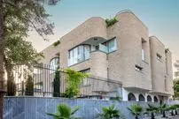 ببینید؛ جزئیات بی‌نظیر یک خانه در اصفهان؛ از فلاور باکس تا شیشه مات