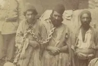 عکس| سفر زمان؛ زندانی‌ها در دوران قاجار با گردن‌ها و پاهای زنجیرشده