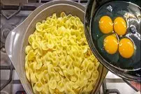 ببینید| طرز تهیه یک غذای ساده با ماکارونی و تخم مرغ