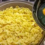ببینید| طرز تهیه یک غذای ساده با ماکارونی و تخم مرغ