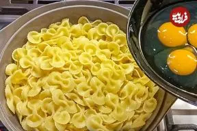 ببینید| طرز تهیه یک غذای ساده با ماکارونی و تخم مرغ