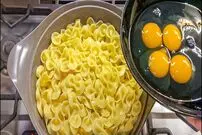 ببینید| طرز تهیه یک غذای ساده با ماکارونی و تخم مرغ