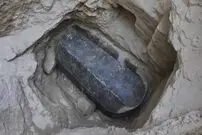 (تصاویر) این تابوت باستانی متفاوت و عجیب در مصر کشف شد