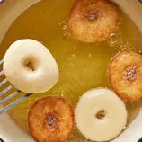 طرز تهیه دونات خانگی نرم و پف‌دار با روکش شکلاتی