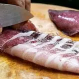 ببینید| غذای خیابانی در تایلند؛ پخت غذا با ماهی مرکب بنفش و سبزیجات در بانکوک