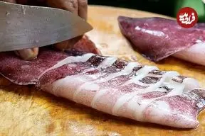 ببینید| غذای خیابانی در تایلند؛ پخت غذا با ماهی مرکب بنفش و سبزیجات در بانکوک