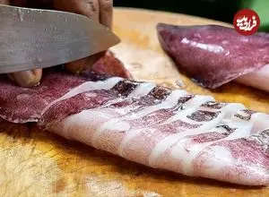 ببینید| غذای خیابانی در تایلند؛ پخت غذا با ماهی مرکب بنفش و سبزیجات در بانکوک