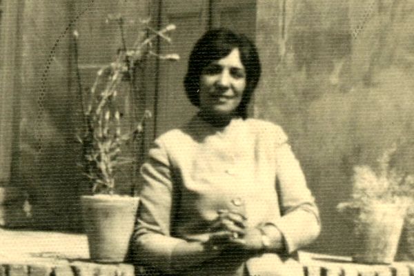 عکس؛ سفر به تاریخ؛ «تاج‌ایران، نتیجۀ ناصرالدین شاه» با لباس عروس در کنار شوهرش؛ سال 1314