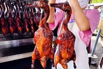 ببینید؛ غذای خیابانی در مالزی؛ اردک سرخ شده روی آتش با سس مخصوص در کوالالامپور 
