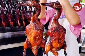 ببینید؛ غذای خیابانی در مالزی؛ اردک سرخ شده روی آتش با سس مخصوص در کوالالامپور 