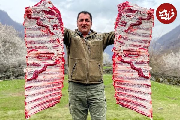 (ویدئو) کباب کردن 8 کیلوگرم دنده گوساله در تنور توسط آشپز مشهور روستایی آذربایجانی