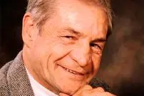 عکس| سفر در زمان؛ «بختیار ایمانوردی و فرزندانش» بر سر مزار پدرش؛ سال 1400