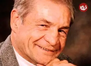 عکس| سفر در زمان؛ «بختیار ایمانوردی و فرزندانش» بر سر مزار پدرش؛ سال 1400