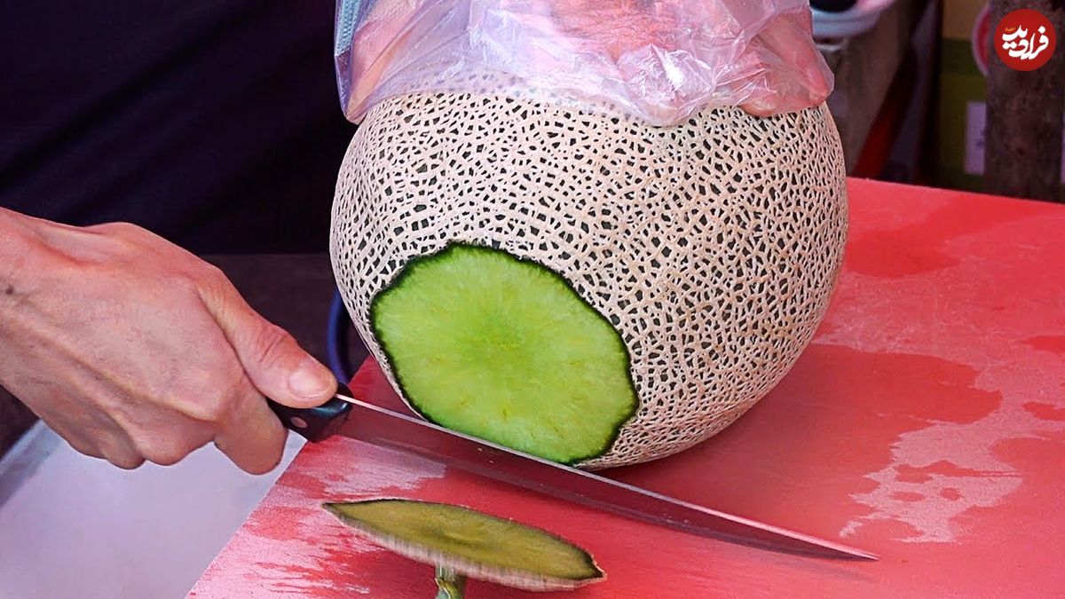 ببینید؛ برش زدن ماهرانه و سریع هندوانه، آناناس و طالبی توسط فروشنده کره ای